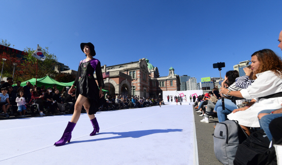 30일 서울역 앞에서 열린 제3회 고교패션컨테스트에 등장한 모델들이 수상작들을 입고 워킹을 하고 있다. 2018. 9. 30 정연호 기자 tpgod@seoul.co.kr