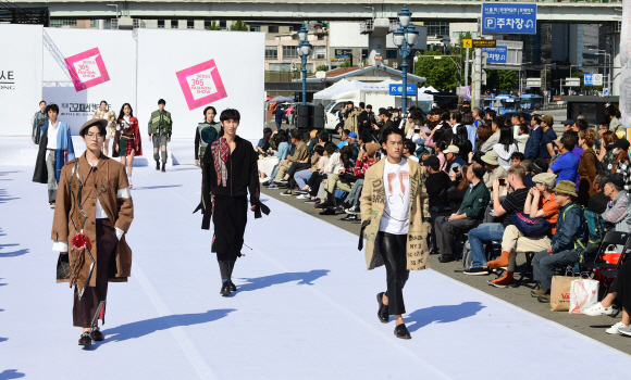 30일 서울역 앞에서 열린 제3회 고교패션컨테스트에 등장한 모델들이 수상작들을 입고 워킹을 하고 있다. 2018. 9. 30 정연호 기자 tpgod@seoul.co.kr