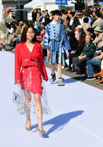 30일 서울역 앞에서 열린 제3회 고교패션컨테스트에 등장한 모델들이 수상작들을 입고 워킹을 하고 있다. 2018. 9. 30 정연호 기자 tpgod@seoul.co.kr