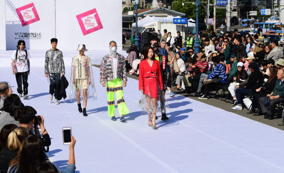 30일 서울역 앞에서 열린 제3회 고교패션컨테스트에 등장한 모델들이 수상작들을 입고 워킹을 하고 있다. 2018. 9. 30 정연호 기자 tpgod@seoul.co.kr