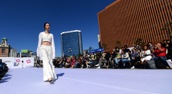 30일 서울역 앞에서 열린 제3회 고교패션컨테스트에 등장한 모델들이 수상작들을 입고 워킹을 하고 있다. 2018. 9. 30 정연호 기자 tpgod@seoul.co.kr