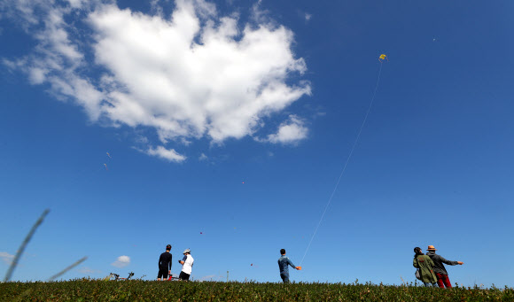 낭만 넘치는 푸른 하늘