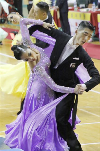 30일 경북 구미시 박정희체육관에서 열린 ‘제15회 구미시장배 전국댄스스포츠경기대회’에 참가한 선수들이 왈츠, 탱고, 비에니스왈츠, 슬로우폭스트롯, 퀵스탭 등 각 부문별로 기량을 뽐내고 있다.  구미시댄스스포츠경기연맹이 주관한 이 대회는 1000여명의  프로?아마추어 선수와 임원이 참가한 가운데 전문스포츠 부문과 생활체육 부문으로 나눠 스탠다드, 라틴 등 각 부문별 종목에서 화려한 춤사위를 선보이며 경연을 펼쳤다. 2018.9.30 뉴스1