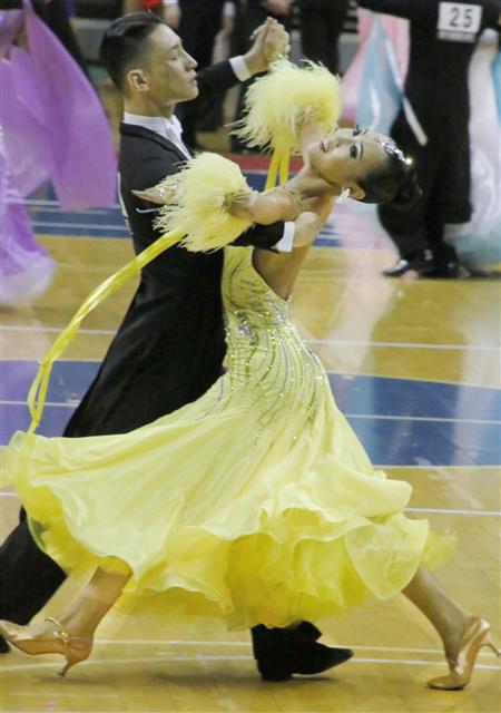 30일 경북 구미시 박정희체육관에서 열린 ‘제15회 구미시장배 전국댄스스포츠경기대회’에 참가한 선수들이 왈츠, 탱고, 비에니스왈츠, 슬로우폭스트롯, 퀵스탭 등 각 부문별로 기량을 뽐내고 있다.  구미시댄스스포츠경기연맹이 주관한 이 대회는 1000여명의  프로·아마추어 선수와 임원이 참가한 가운데 전문스포츠 부문과 생활체육 부문으로 나눠 스탠다드, 라틴 등 각 부문별 종목에서 화려한 춤사위를 선보이며 경연을 펼쳤다. 2018.9.30 뉴스1