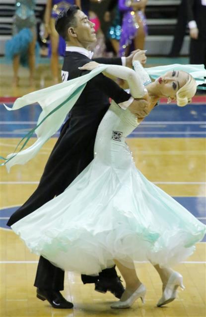 30일 경북 구미시 박정희체육관에서 열린 ‘제15회 구미시장배 전국댄스스포츠경기대회’에 참가한 선수들이 왈츠, 탱고, 비에니스왈츠, 슬로우폭스트롯, 퀵스탭 등 각 부문별로 기량을 뽐내고 있다.  구미시댄스스포츠경기연맹이 주관한 이 대회는 1000여명의  프로·아마추어 선수와 임원이 참가한 가운데 전문스포츠 부문과 생활체육 부문으로 나눠 스탠다드, 라틴 등 각 부문별 종목에서 화려한 춤사위를 선보이며 경연을 펼쳤다. 2018.9.30 뉴스1