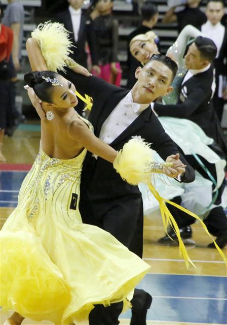 30일 경북 구미시 박정희체육관에서 열린 ‘제15회 구미시장배 전국댄스스포츠경기대회’에 참가한 선수들이 왈츠, 탱고, 비에니스왈츠, 슬로우폭스트롯, 퀵스탭 등 각 부문별로 기량을 뽐내고 있다.  구미시댄스스포츠경기연맹이 주관한 이 대회는 1000여명의  프로·아마추어 선수와 임원이 참가한 가운데 전문스포츠 부문과 생활체육 부문으로 나눠 스탠다드, 라틴 등 각 부문별 종목에서 화려한 춤사위를 선보이며 경연을 펼쳤다. 2018.9.30 뉴스1
