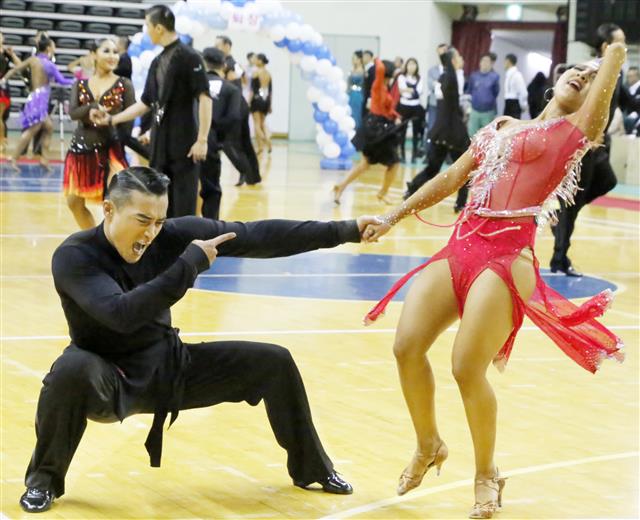30일 경북 구미시 박정희체육관에서 열린 ‘제15회 구미시장배 전국댄스스포츠경기대회’에 참가한 선수들이 왈츠, 탱고, 비에니스왈츠, 슬로우폭스트롯, 퀵스탭 등 각 부문별로 기량을 뽐내고 있다.  구미시댄스스포츠경기연맹이 주관한 이 대회는 1000여명의  프로·아마추어 선수와 임원이 참가한 가운데 전문스포츠 부문과 생활체육 부문으로 나눠 스탠다드, 라틴 등 각 부문별 종목에서 화려한 춤사위를 선보이며 경연을 펼쳤다. 2018.9.30 뉴스1