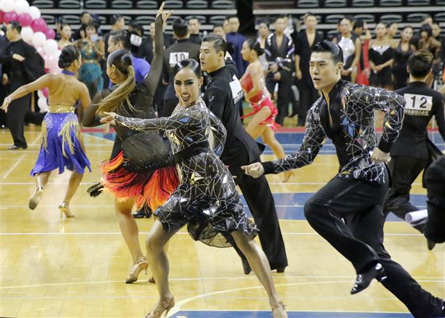 30일 경북 구미시 박정희체육관에서 열린 ‘제15회 구미시장배 전국댄스스포츠경기대회’에 참가한 선수들이 왈츠, 탱고, 비에니스왈츠, 슬로우폭스트롯, 퀵스탭 등 각 부문별로 기량을 뽐내고 있다.  구미시댄스스포츠경기연맹이 주관한 이 대회는 1000여명의  프로·아마추어 선수와 임원이 참가한 가운데 전문스포츠 부문과 생활체육 부문으로 나눠 스탠다드, 라틴 등 각 부문별 종목에서 화려한 춤사위를 선보이며 경연을 펼쳤다. 2018.9.30 뉴스1