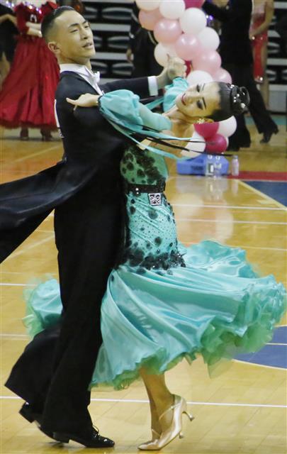 30일 경북 구미시 박정희체육관에서 열린 ‘제15회 구미시장배 전국댄스스포츠경기대회’에 참가한 선수들이 왈츠, 탱고, 비에니스왈츠, 슬로우폭스트롯, 퀵스탭 등 각 부문별로 기량을 뽐내고 있다.  구미시댄스스포츠경기연맹이 주관한 이 대회는 1000여명의  프로·아마추어 선수와 임원이 참가한 가운데 전문스포츠 부문과 생활체육 부문으로 나눠 스탠다드, 라틴 등 각 부문별 종목에서 화려한 춤사위를 선보이며 경연을 펼쳤다. 2018.9.30 뉴스1