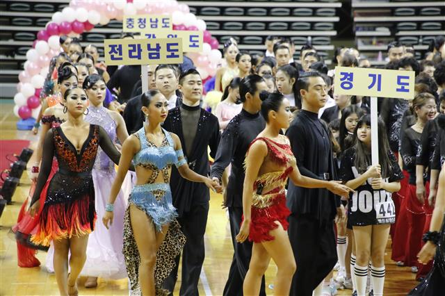 30일 경북 구미시 박정희체육관에서 열린 ‘제15회 구미시장배 전국댄스스포츠경기대회’에 참가한 선수들이 왈츠, 탱고, 비에니스왈츠, 슬로우폭스트롯, 퀵스탭 등 각 부문별로 기량을 뽐내고 있다.  구미시댄스스포츠경기연맹이 주관한 이 대회는 1000여명의  프로·아마추어 선수와 임원이 참가한 가운데 전문스포츠 부문과 생활체육 부문으로 나눠 스탠다드, 라틴 등 각 부문별 종목에서 화려한 춤사위를 선보이며 경연을 펼쳤다. 2018.9.30 뉴스1