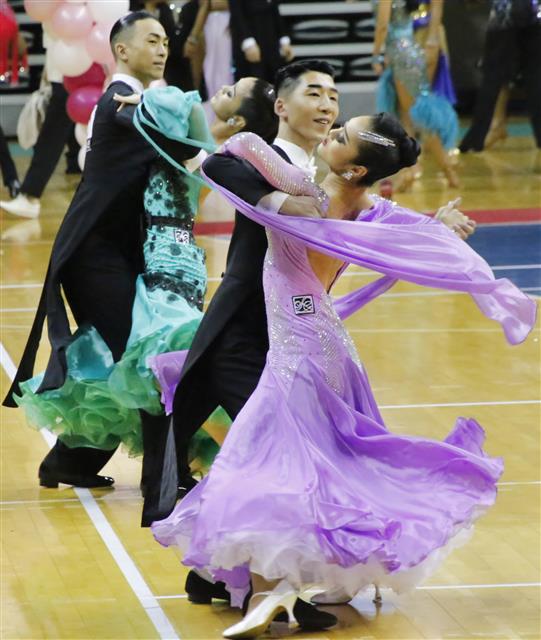 30일 경북 구미시 박정희체육관에서 열린 ‘제15회 구미시장배 전국댄스스포츠경기대회’에 참가한 선수들이 왈츠, 탱고, 비에니스왈츠, 슬로우폭스트롯, 퀵스탭 등 각 부문별로 기량을 뽐내고 있다.  구미시댄스스포츠경기연맹이 주관한 이 대회는 1000여명의  프로·아마추어 선수와 임원이 참가한 가운데 전문스포츠 부문과 생활체육 부문으로 나눠 스탠다드, 라틴 등 각 부문별 종목에서 화려한 춤사위를 선보이며 경연을 펼쳤다. 2018.9.30 뉴스1