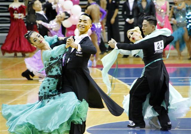 30일 경북 구미시 박정희체육관에서 열린 ‘제15회 구미시장배 전국댄스스포츠경기대회’에 참가한 선수들이 왈츠, 탱고, 비에니스왈츠, 슬로우폭스트롯, 퀵스탭 등 각 부문별로 기량을 뽐내고 있다.  구미시댄스스포츠경기연맹이 주관한 이 대회는 1000여명의  프로·아마추어 선수와 임원이 참가한 가운데 전문스포츠 부문과 생활체육 부문으로 나눠 스탠다드, 라틴 등 각 부문별 종목에서 화려한 춤사위를 선보이며 경연을 펼쳤다. 2018.9.30 뉴스1