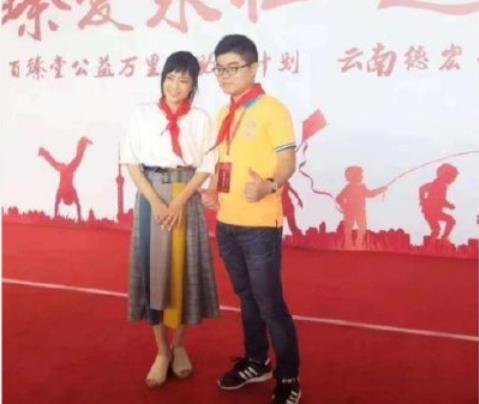 상업 행사에서 붉은 스카프를 맨 일본 성인배우 아오이 소라. 출처:웨이보