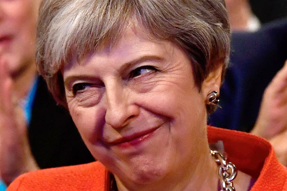  테레사 메이 영국 총리가 30일(현지시간) 버밍엄에서 열린 보수당 전당대회 관중석에 앉아 미소 짓고 있다. 버밍엄 로이터 연합뉴스 
