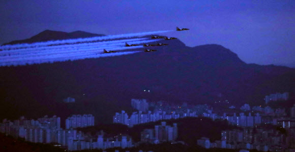 야간 에어쇼 하는 블랙이글스