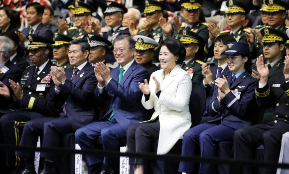 ‘싸이’공연에 박수치는 문 대통령 내외