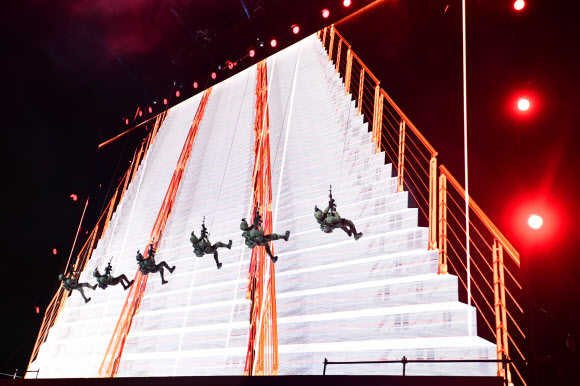 시연하는 군장병