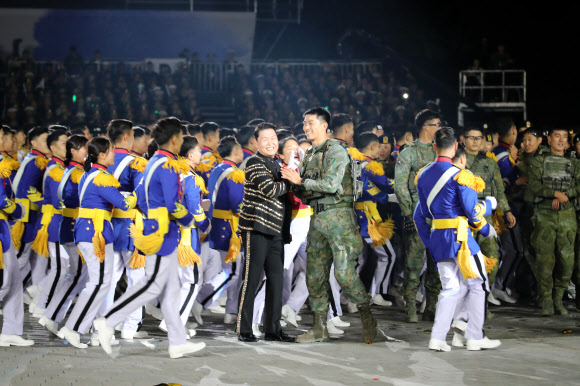 ‘싸이와 함께 즐기는 장병들’