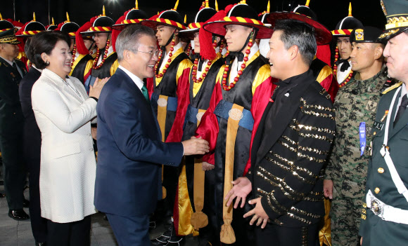 가수 싸이와 인사하는 문재인 대통령 내외