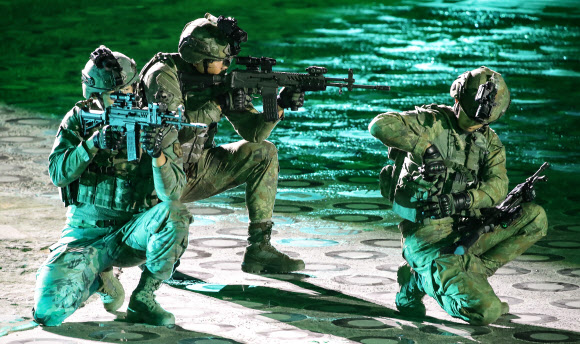 미래형 군복 입고 시연하는 육군 장병들