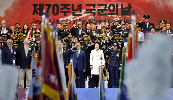 경례하는 문 대통령