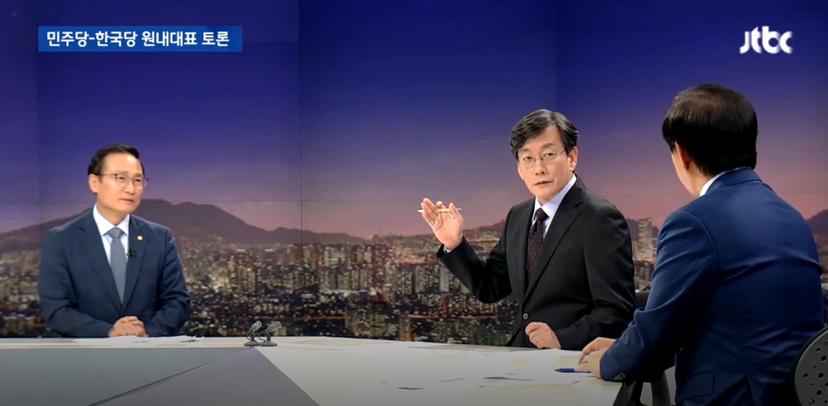 1일 방송된 JTBC ‘뉴스룸’ 긴급토론에서 손석희 앵커가 김성태 자유한국당 원내대표에게 질문을 던지고 있는 모습. JTBC ‘뉴스룸’ 방송화면 캡처