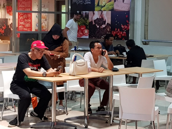 1일 밤(현지시간) 인도네시아 남술라웨시 주 술탄 하사누딘 공항에서 민항기 운항이 취소되자 급히 팔루행 차량을 수배하는 피해주민 주민들. 2018.10.2  연합뉴스