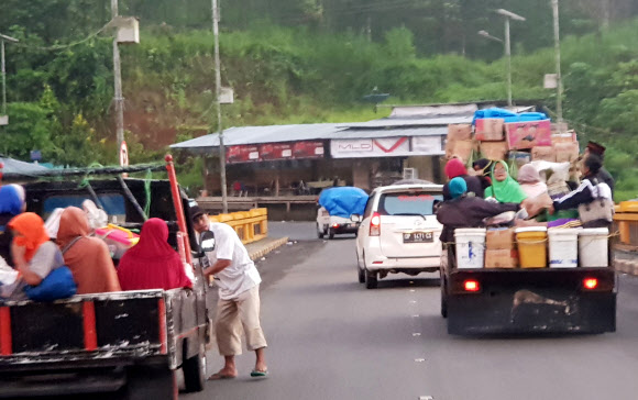 2일 새벽(현지시간) 쓰나미 피해지역인 중앙술라웨시 팔루 지역으로 통하는  서술라웨시 티팔랑 지역 산길을 구호차량과 피해주민 가족 등을 태운 차량이 줄지어 이동하고 있다. 2018.10.2  연합뉴스