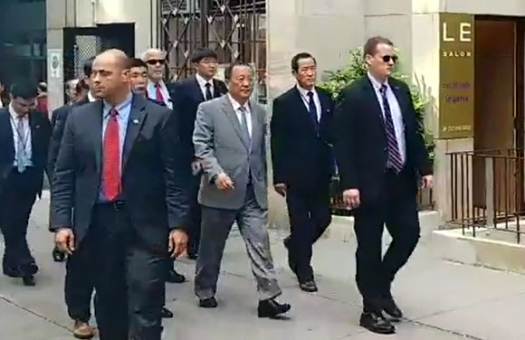 리용호 북한 외무상이 미국 뉴욕 방문 마지막날인 1일(현지시간) 숙소인 유엔본부 앞 밀레니엄 힐튼 유엔플라자 호텔 인근의 유엔주재 북한 대표부 사무실을 방문하고 있다. 2018.10.2  연합뉴스