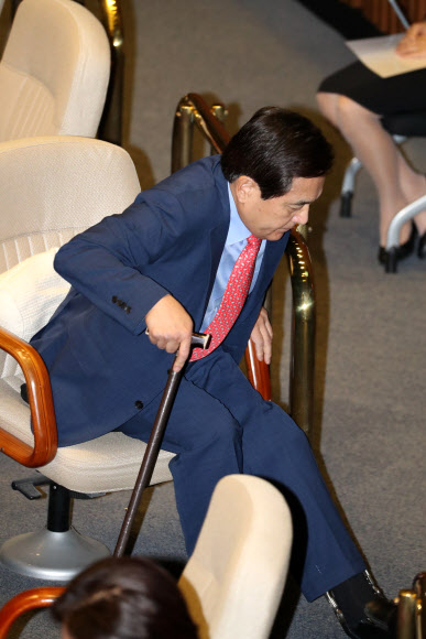 자유한국당 심재철 의원이 2일 국회 본회의장을 나서고 있다. 2018.10.2  연합뉴스