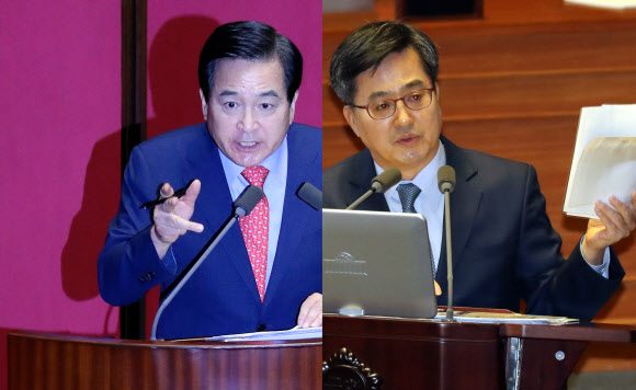 자유한국당 심재철 의원(왼쪽)이 2일 국회 본회의 경제 분야 대정부 질문에서 김동연 부총리 겸 기획재정부장관을 상대로 국가재정정보시스템 접속 과정을 설명하고 있다. 김 장관은 심 의원의 비인가 행정정보 무단유출 논란과 관련해 “비인가 영역에 들어가서 불법으로 다운로드 받은 자료는 반납해달라”며 공방을 벌였다.  2018.10.2  연합뉴스