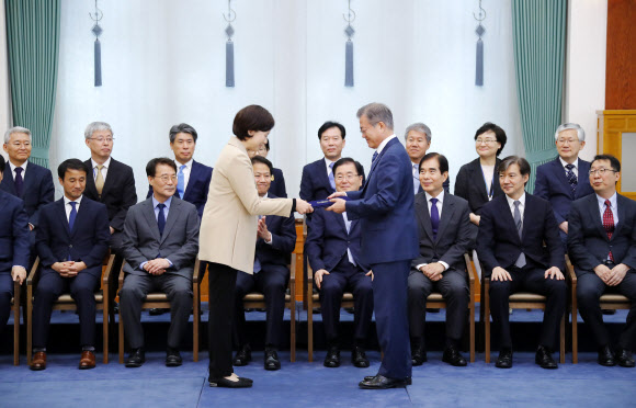 임명장 받는 유은혜 교육부 장관