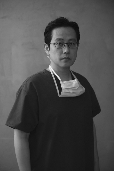 소설 ‘마취’는 서울대학교 의과대학 졸업, 의학박사 출신의 개업 12년 차 성형외과 전문의인 김유명이 수면마취제 ‘프로포폴’을 소재로 펴낸 재난 소설이다.