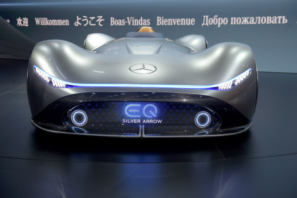 2일(현지시간) 올해 하반기 최대의 국제 자동차 전시회인 ‘2018 파리 국제모터쇼’ 행사장인 프랑스 파리 포르트 드 베르사유 박람회장에 메르세데스-벤츠의 콘셉트카 ‘Vision EQ Silver Arrow’가 전시되어 있다.  AFP 연합뉴스