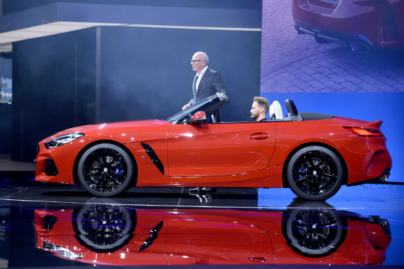 2일(현지시간) 올해 하반기 최대의 국제 자동차 전시회인 ‘2018 파리 국제모터쇼’ 행사장인 프랑스 파리 포르트 드 베르사유 박람회장에 ‘The new BMW Z 4’가 전시되어 있다.  AFP 연합뉴스