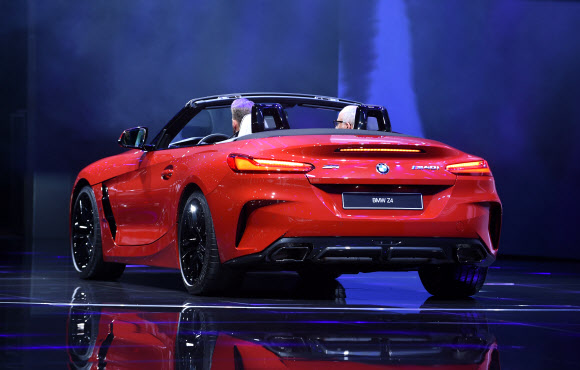 2일(현지시간) 올해 하반기 최대의 국제 자동차 전시회인 ‘2018 파리 국제모터쇼’ 행사장인 프랑스 파리 포르트 드 베르사유 박람회장에 ‘The new BMW Z 4’가 전시되어 있다.  AFP 연합뉴스