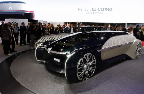 2일(현지시간) 올해 하반기 최대의 국제 자동차 전시회인 ‘2018 파리 국제모터쇼’ 행사장인 프랑스 파리 포르트 드 베르사유 박람회장에 르노의 콘셉트카 ‘EZ-Ultimo’가 전시되어 있다. EPA 연합뉴스