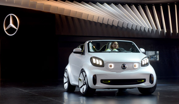 2일(현지시간) 올해 하반기 최대의 국제 자동차 전시회인 ‘2018 파리 국제모터쇼’ 행사장인 프랑스 파리 포르트 드 베르사유 박람회장에 벤츠 자회사 스마트의 2인승 전기차 ‘The new SMART Forease’가 전시되어 있다.  AFP 연합뉴스