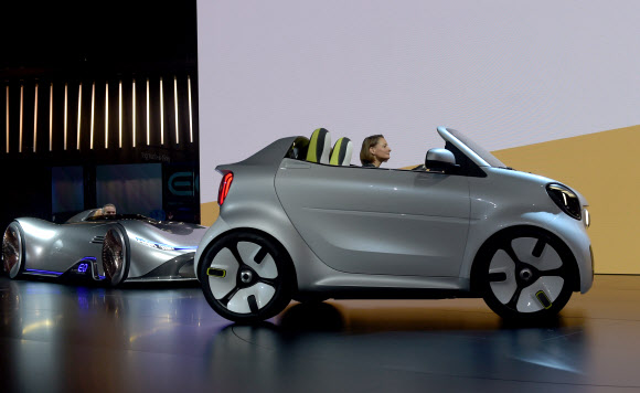 2일(현지시간) 올해 하반기 최대의 국제 자동차 전시회인 ‘2018 파리 국제모터쇼’ 행사장인 프랑스 파리 포르트 드 베르사유 박람회장에 벤츠 자회사 스마트의 2인승 전기차 ‘The new SMART Forease’가 전시되어 있다.  AFP 연합뉴스