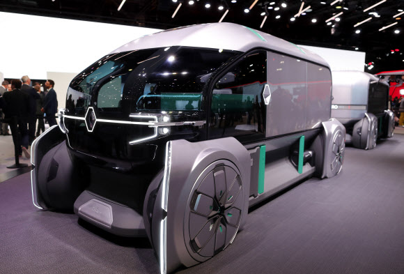 2일(현지시간) 올해 하반기 최대의 국제 자동차 전시회인 ‘2018 파리 국제모터쇼’ 행사장인 프랑스 파리 포르트 드 베르사유 박람회장에 르노의 콘셉트카 ‘EZ-Pro’가 전시되어 있다.  EPA 연합뉴스