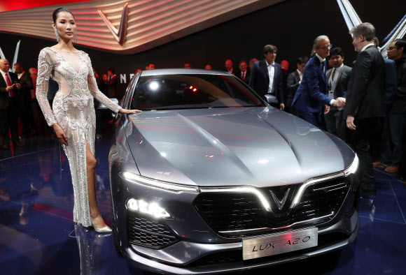 2일(현지시간) 올해 하반기 최대의 국제 자동차 전시회인 ‘2018 파리 국제모터쇼’ 행사장인 프랑스 파리 포르트 드 베르사유 박람회장에 베트남 자동차 회사 빈페스트의 ‘A VinFast Lux A 2.0’가 전시되어 있다.  EPA 연합뉴스