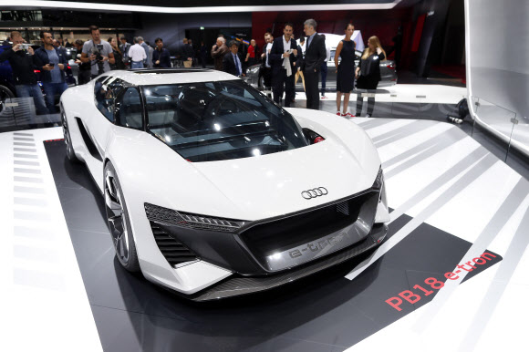 2일(현지시간) 올해 하반기 최대의 국제 자동차 전시회인 ‘2018 파리 국제모터쇼’ 행사장인 프랑스 파리 포르트 드 베르사유 박람회장에 아우디의 ‘ E-Tron PB18’가 전시되어 있다.  EPA 연합뉴스