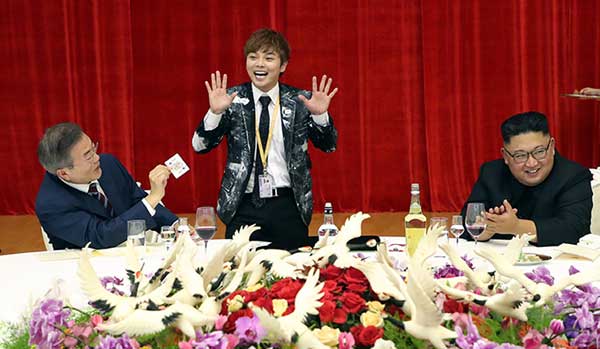 청와대가 지난 달 평양에서 열렸던 남북회담 당시 찍었던 공식 사진이 아닌 일반 수행원들이 촬영하거나 비공식 사진인 ‘B’ 컷을 공개했다. 사진은 평양 목란관에서 열린 만찬에서 최현우 마술사가 마술공연을 하는 모습. 청와대는 “최현우 마술사는 문재인 대통령과 김정은 국무위원장이 ‘이심전심’ 통한다는 텔레파시 마술을 선보였습니다. 북에서는 ‘교감 요술’이라고 한답니다. 서로 내심 떠올린 카드를 맞추고, 루빅스 큐브도 딱 맞췄습니다. 모든 카드가 한반도기로 변하는 마술도요.”라고 설명했다. 2018.10.2  청와대 제공