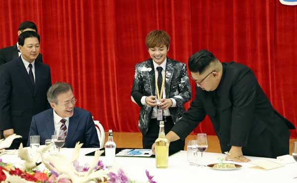 청와대가 지난 달 평양에서 열렸던 남북회담 당시 찍었던 공식 사진이 아닌 일반 수행원들이 촬영하거나 비공식 사진인 ‘B’ 컷을 공개했다. 사진은 평양 목란관에서 열린 만찬에서 최현우 마술사가 마술공연을 하는 모습. 청와대는 “최현우 마술사는 문재인 대통령과 김정은 국무위원장이 ‘이심전심’ 통한다는 텔레파시 마술을 선보였습니다. 북에서는 ‘교감 요술’이라고 한답니다. 서로 내심 떠올린 카드를 맞추고, 루빅스 큐브도 딱 맞췄습니다. 모든 카드가 한반도기로 변하는 마술도요.”라고 설명했다. 2018.10.2  청와대 제공