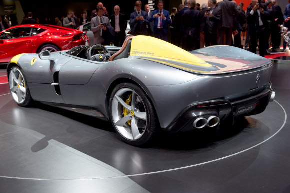 2일(현지시간) 올해 하반기 최대의 국제 자동차 전시회인 ‘2018 파리 국제모터쇼’ 행사장인 프랑스 파리 포르트 드 베르사유 박람회장에 페라리의 ‘Monza SP1’가 전시되어 있다.  AFP 연합뉴스