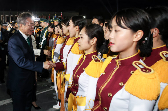 사관생도 격려하는 문 대통령 내외