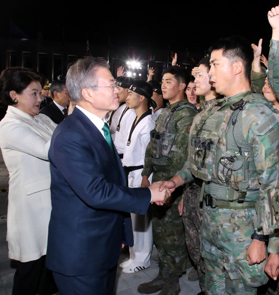 군복무 중인 옥택연과 악수하는 문 대통령