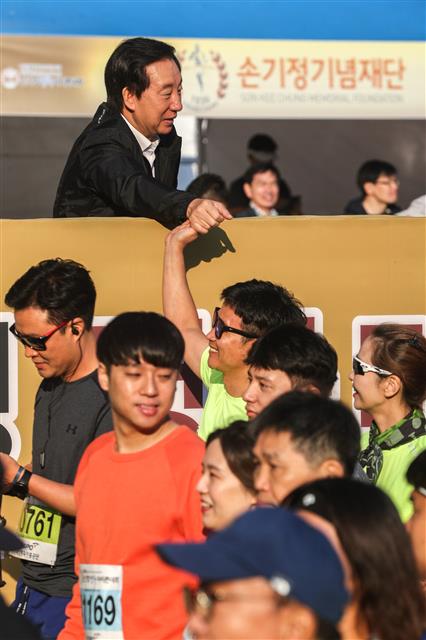 김성태 자유한국당 원내대표가 3일 서울 송파구 잠실종합운동장에서 열린 ‘88올림픽 30주년 기념 손기정 평화 마라톤’에서 참가자들의 손을 잡아주고 있다.   올해로 14회째를 맞는 이번 대회는 1936년 베를린올림픽 마라톤에서 우승한 손기정선수의 업적을 기억하고 88서울올림픽 30주년을 기념하기 위해 마련됐다. 2018.10.3 뉴스1