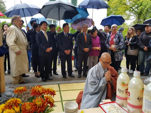 주독 정범구 한국대사와 박남영 북한대사가 2일(현지시간) 독일 수도 베를린에서 열린 베를린자유대 정자 상량식에 했다. 2018.10.3 연합뉴스
