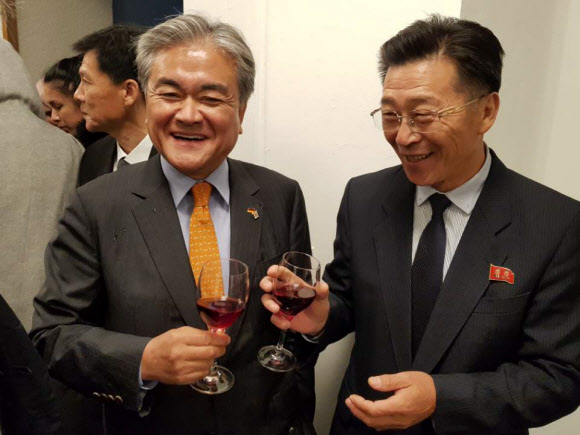 2일(현지시간) 독일 수도 베를린에서 열린 베를린자유대 정자 상량식에서 주독 정범구 한국대사와 박남영 북한대사가 대화를 나누고 있다. 2018.10.3  연합뉴스